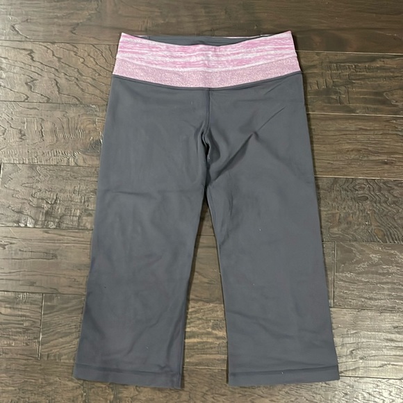 Lululemon Women’s Leggings 18” Inseam Gray/Purple Size 6 - Picture 1 of 3